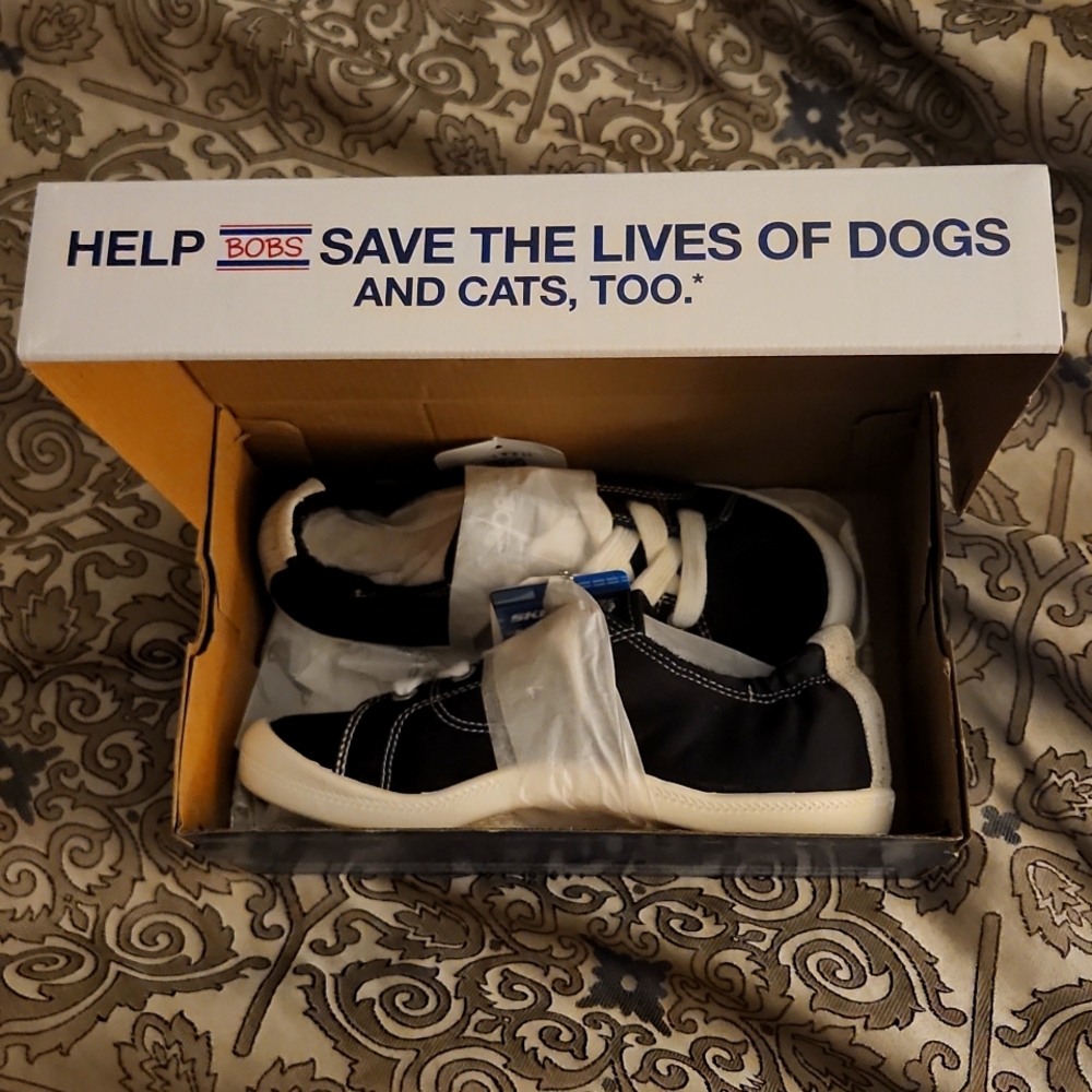 Brand NEW Skechers BoBS size 5, black & white